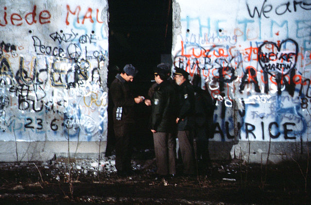 640px-Berlin_1989,_Fall_der_Mauer,_Chute_du_mur_24 (1)
